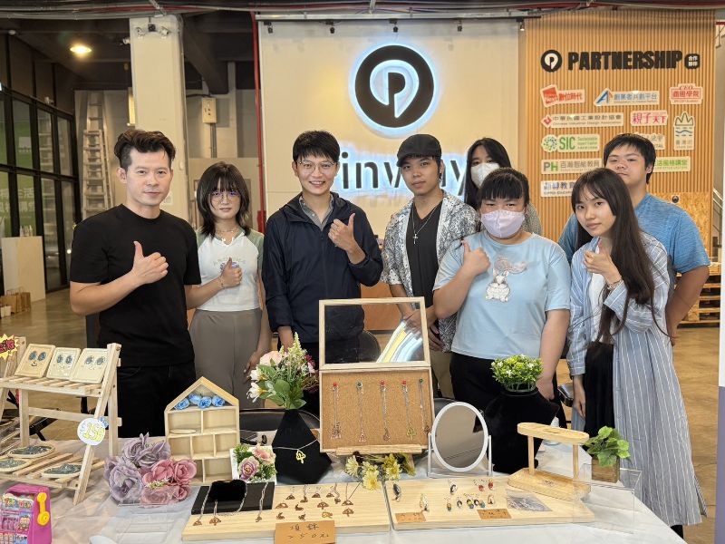 從視覺出發並取名「海韻山光」的樹科大學生，以高雄在地元素打手鍊、項鍊配件，象徵港都文化寓意。