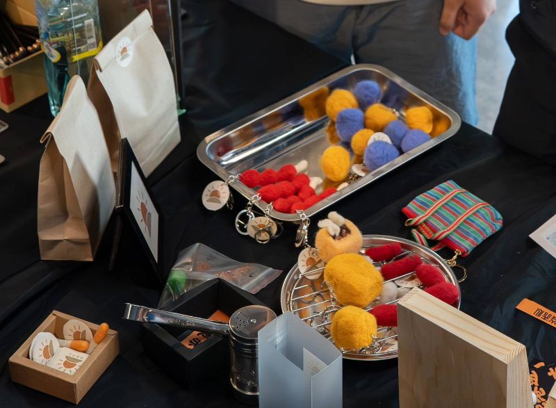 從聽覺發想作品的樹科大學生將創作取名「氈氈日上」，並將台灣夜市熟悉的元素轉化為羊毛氈商品，作品令人驚艷。