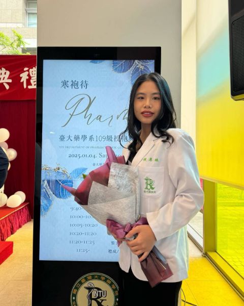 立志中學畢業的侯惠珠同學身著白袍進入台大藥學系的求學里程碑。