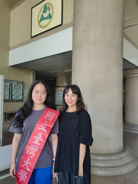 返回母校福山國中感謝當年的導師黃韻捐老師， 張儀汝立志中學高中部資優班畢業，今年以優異的成績錄取 台灣大學材料與工程學系。