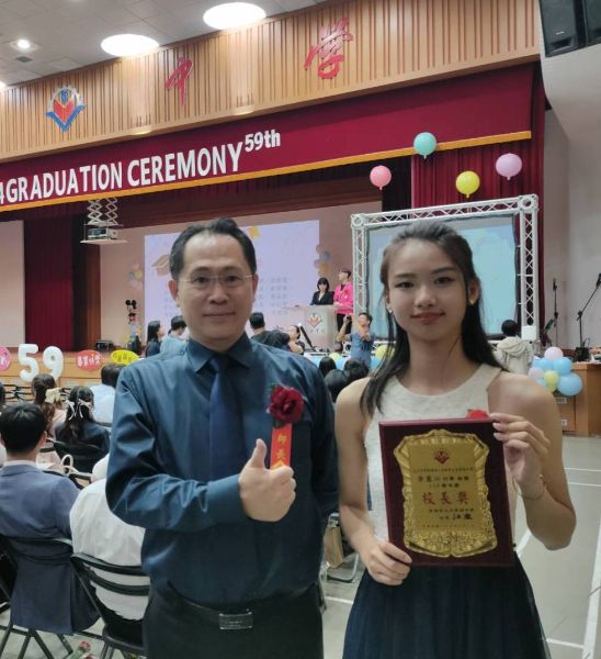 導師李國瑋鼓勵佘恩沁同學善用課外時間於線上自主學習各 大學課程，五福國中畢業選擇立志中學高中部就讀，一路努力不懈， 錄取政治大學傳播學院不分系。