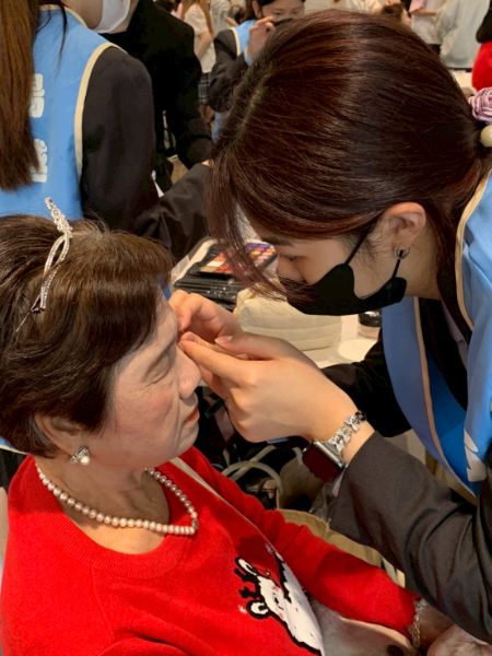 美容科學生幫社區作公益為銀髮族作造型。