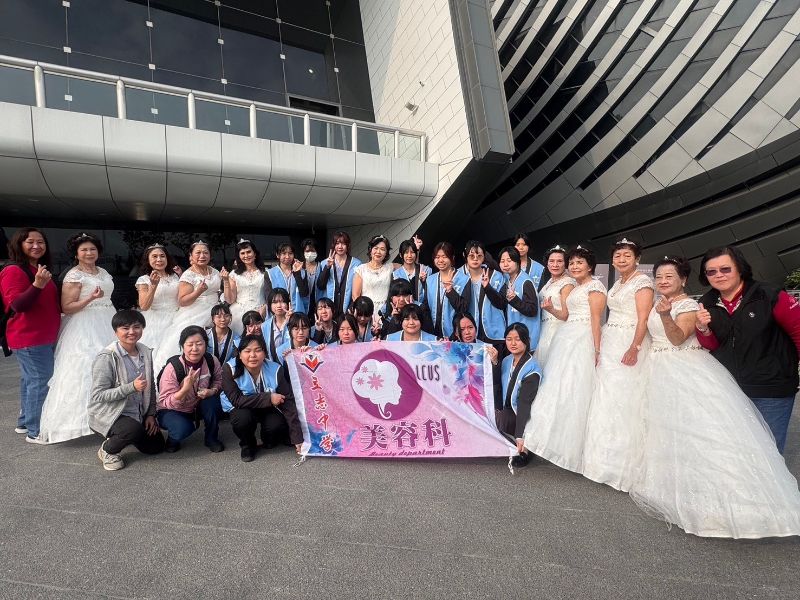 高雄港務局銀髮婚紗活動由立志中學美容科為長輩作造型。