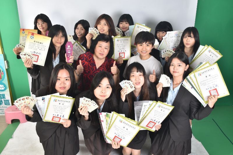 美容科畢業班成果豐碩_吳彩孃(右一)同學已上榜國立屏東科技大學時尚設計與管理系。