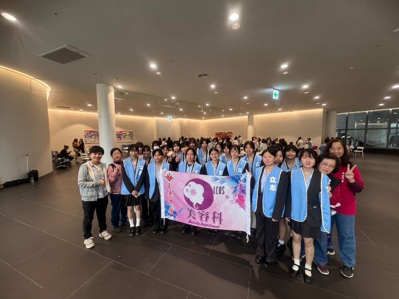 高雄港務局銀髮婚紗活動由立志中學美容科為長輩作造型