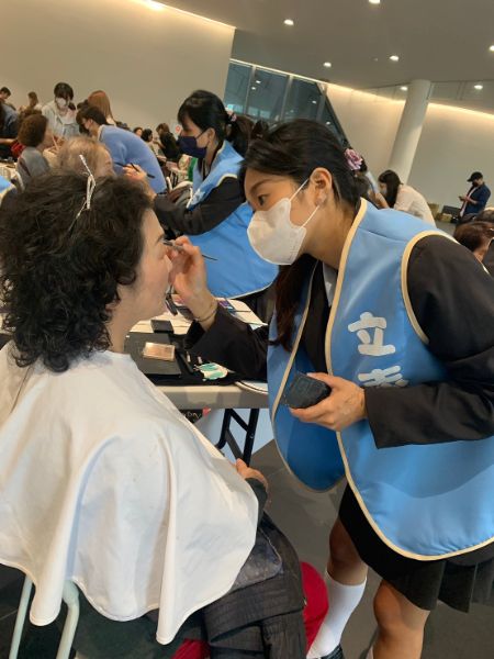 美容科學生幫社區作公益為銀髮族作造型