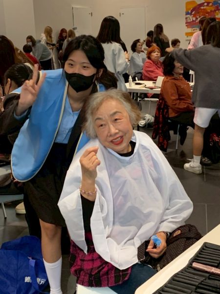 美容科學生幫社區作公益為銀髮族作造型