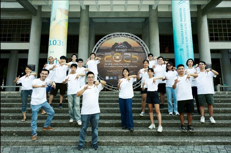 中山大學主辦團隊比出Linear Algerbra手勢