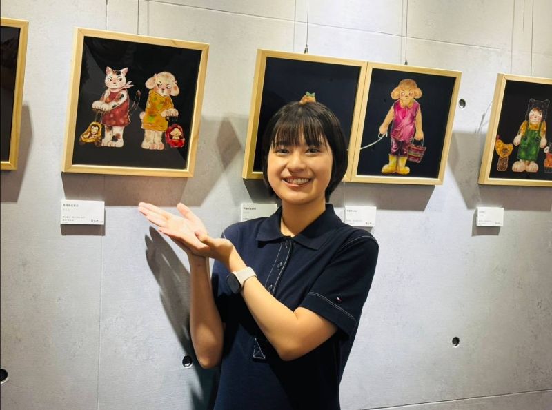 《毛日常》插畫展療癒登場！余若萱邀你與情緒溫柔對話。