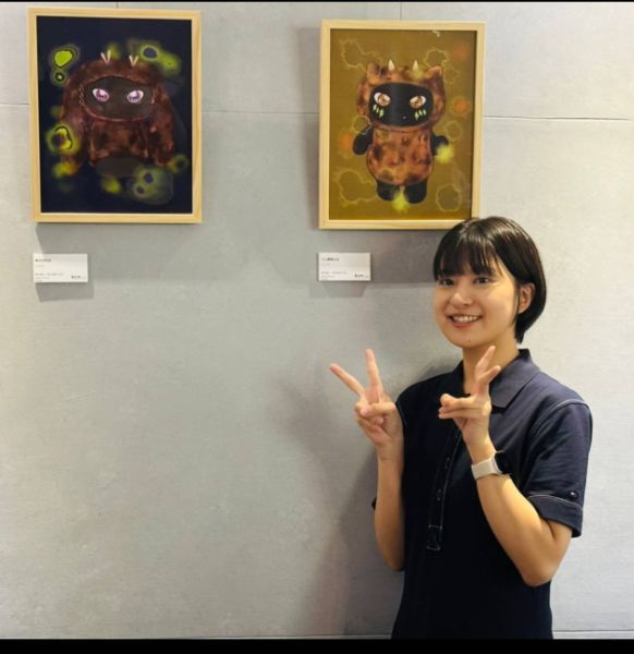 《毛日常》插畫展療癒登場！余若萱邀你與情緒溫柔對話。