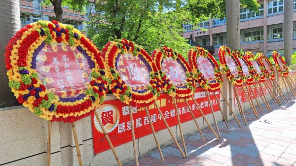 獨家｜漾新聞｜花圈擺滿校門口 這所學校家長、教職員不忍了！公開聲援校長