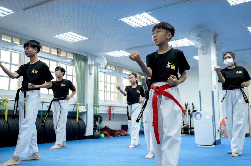 「上如多元體適能運動館」開設暑期跆拳道防身班及幼兒體適能課程，吸引不少家長帶著孩子報名參加。