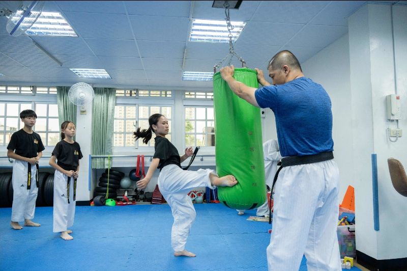 館內學員陳同學（中）在「上如」的長期訓練下，累積豐富比賽經驗，今年透過特殊選才順利錄取高雄醫學大學。