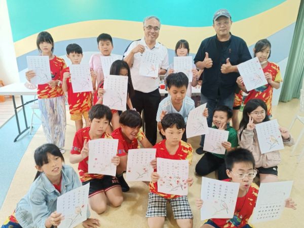 漾新聞｜鋼筆寫詩畫夢！河堤國小學生變身小詩人畫家