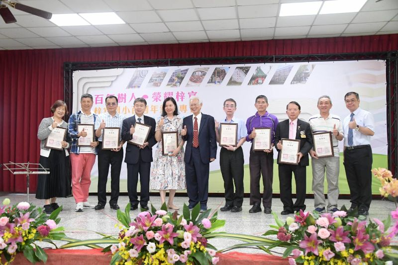 圖／87歲老校友陳金雄教育寫了17年！梓官百年專刊感恩發表，陳金雄教授感謝各界的支持慨捐，成就這項美事。(梓官國小提供)