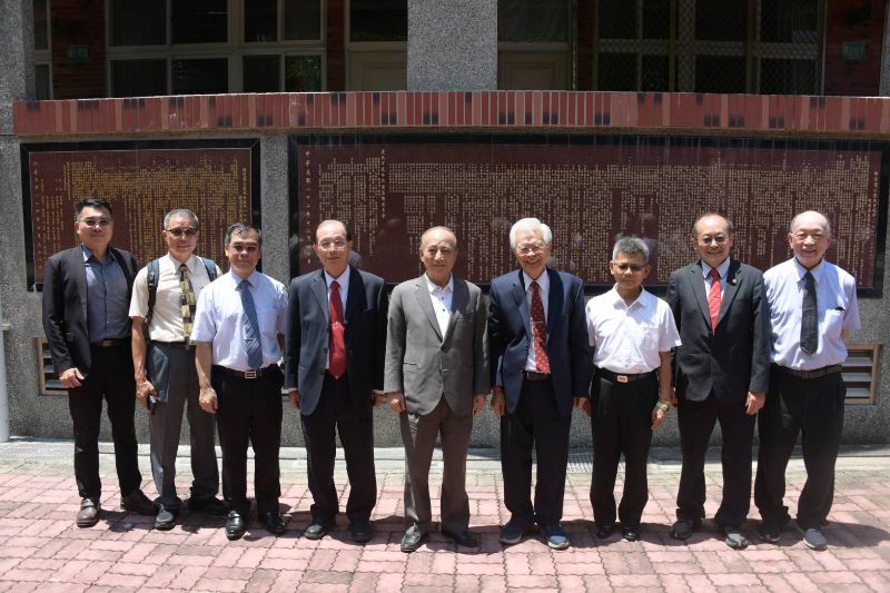 圖／前立法院長王金平、前高雄縣長楊秋興、前教育部長吳清基等重量級嘉賓，出席陳金雄教授為母校所寫的百年專刊發表會。(梓官國小提供)