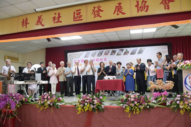 圖／87歲老校友陳金雄教育寫了17年！梓官百年專刊感恩發表，前立法院長王金平、前教育部長吳清基等重量級校友與貴賓見證。(梓官國小提供)