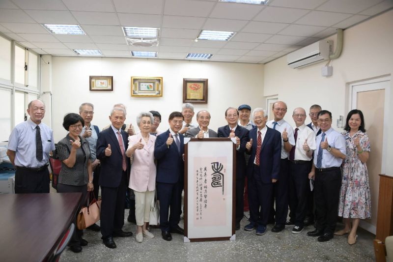 圖／87歲老校友陳金雄教育寫了17年！梓官百年專刊感恩發表，前立法院長王金平、前教育部長吳清基等重量級校友與貴賓見證。(梓官國小提供)