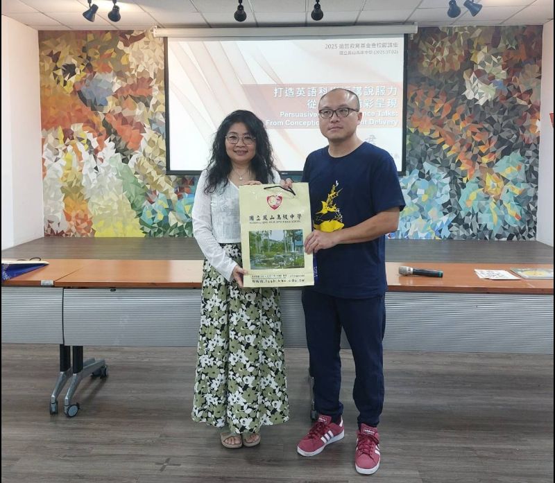 教務主任趙修範主任特別致贈感謝狀與紀念品，感謝于淑君教授熱情分享，帶給學生豐富的科學與語言學習經驗。