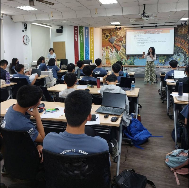 于淑君教授帶領學生學習如何呈現精彩且具專業水準的三分鐘英文科學報告。