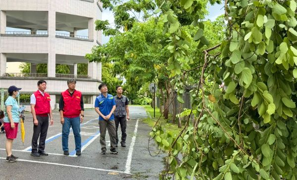漾新聞|颱風後衝第一線！李副市長勘災守護校園安全