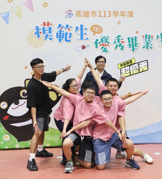 茄萣區成功國小薛凱劼、與哥哥茄萣國中薛凱睿兩兄弟獲選模範生，他邀請哥哥與爸爸、媽媽與陳其邁市長合影時排成「無敵幸運星」。