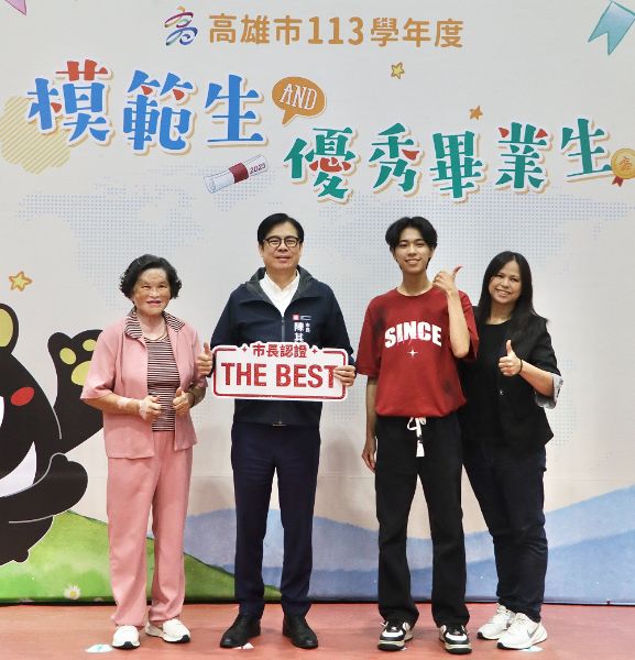 岡山農工孫宇廷（右二）榮獲市長獎，他是學校數理強將，代表化工科征戰全國技藝競賽，也考取化學乙級證照，繁星錄取北科大化生系