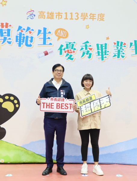 岡山農工王綺（右）同學有著一顆樂於助人的心，從當初小隊長開始，三年級他擔任學校「學生秩序糾察隊大隊長」，常常提醒學生們遵守秩序，也喜歡參加各項競賽，她的畢業致詞「嘗試再論成敗」鼓勵學弟妹。