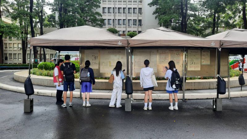 .務隊同學，身著服務背心熱忱的協助引導考生進場。（高師大提供）