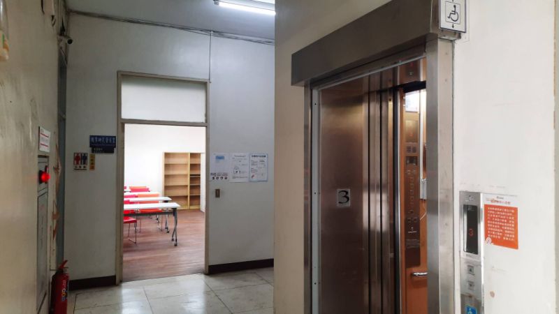 身心障礙試場，特別安排在電梯及友善廁所（左）旁教室。（高師大提供）