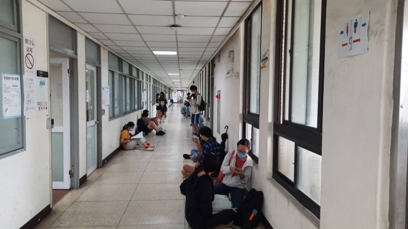 試場長廊考生們把握時間做最後衝刺。（高師大提供）