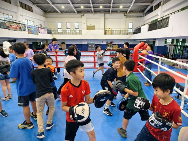 漾新聞|小學生暑假變拳擊手又變設計師！中鋼夏令營玩出大能力