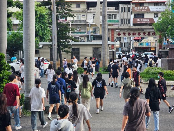 漾新聞|分科測驗第二天　高雄考生多認歷史地理難易適中 數乙中偏簡單 公民社會較難 題型生活化重素養導向
