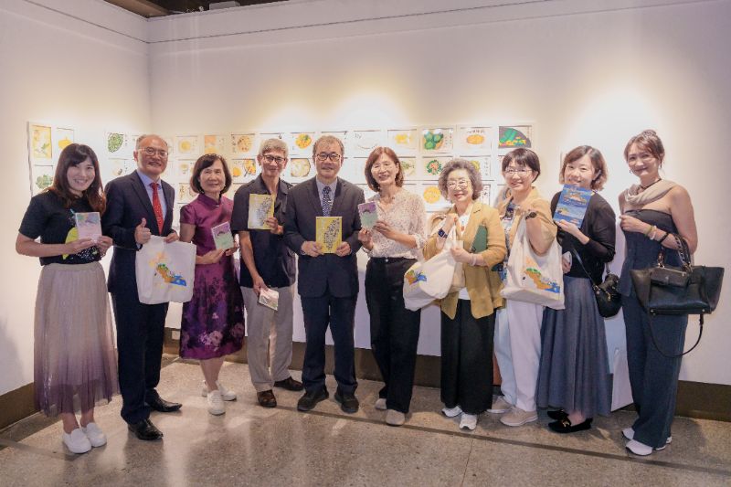教育部部長鄭英耀（左五）、監察委員范巽綠（右四）、國教署副署長戴淑芬（右三）、策展學校高雄女中校長鄭文儀（左二）、雄女前校長黃秀霞（左三）、市府參事陳佩汝（右一）、壽山國中校長林宜家（左一）、藝教館館長李泊言（左四）均到場祝賀，肯定透過藝術傳遞家族與土地記憶的深遠價值。