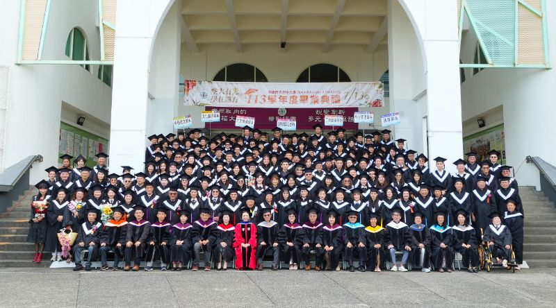 高雄空大全體畢業生與師長合影