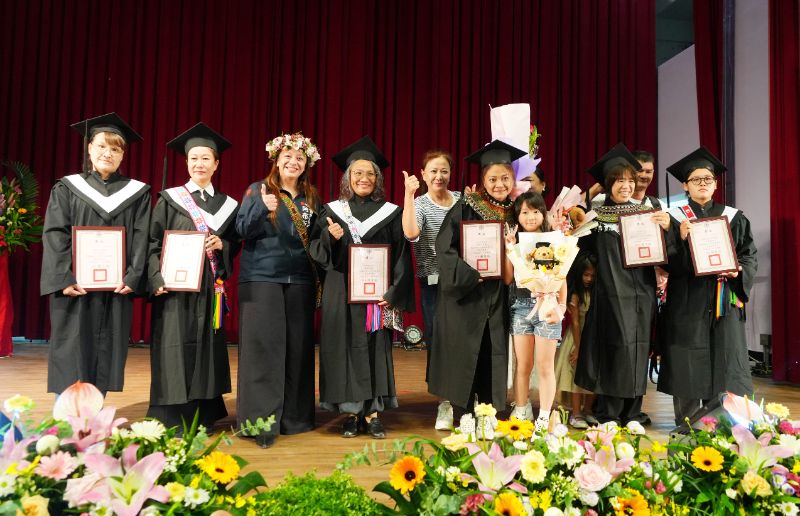 高雄市原民會主委阿布斯(左起第三)頒發原民好學獎給優秀的原民學員們