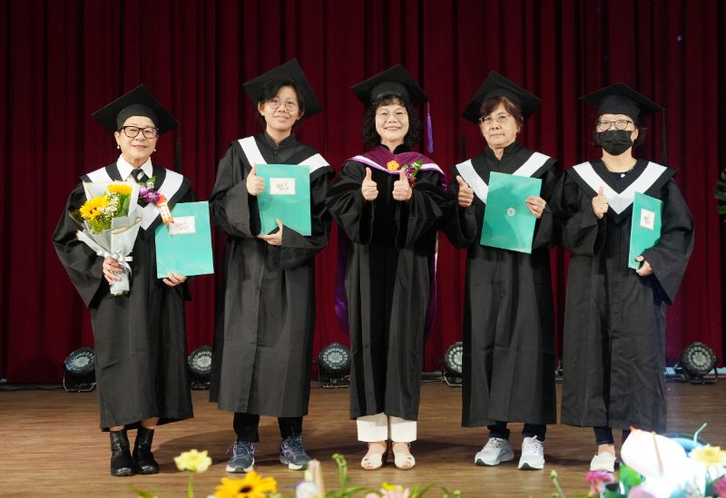 高雄空大校長陳月端(中)頒發服務貢獻獎給熱心服務的畢業生們