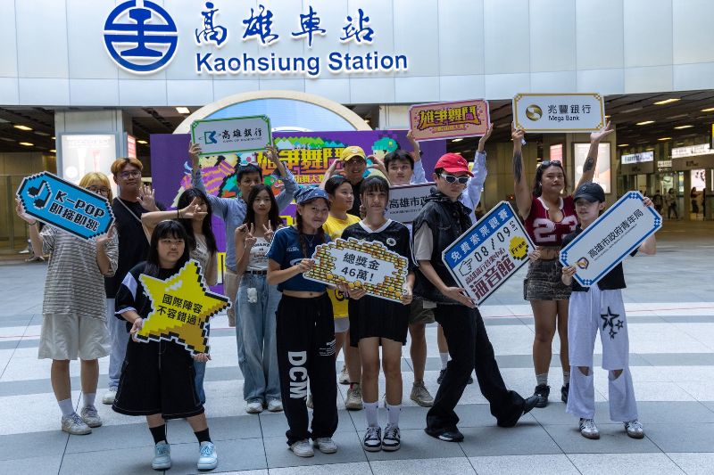 高市青年局長林楷軒（前排右二），特別換裝來參與青年朋友聚集高雄車站廣場快閃，為於8 月 9日舉行的「2025雄爭舞鬥國際街舞大賽」暖場造勢。