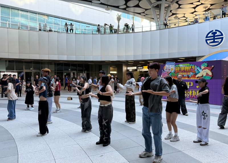 高市青年局昨（13）日在高雄車站下沉式廣場舉辦「K-POP快閃活動」，該活動為高雄車站落成啟用後，市府第一場與高雄車站合作的活動，現場氛圍讓高雄車站秒變飆舞擂台。
