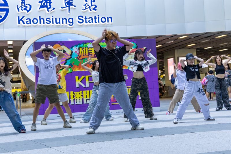 舞者精準演繹韓流熱門舞曲的舞蹈動作，吸引全場目光。