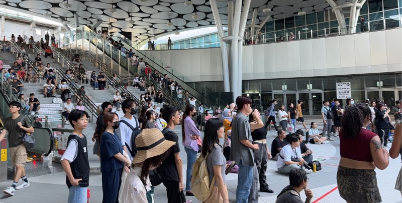 高市青年局昨（13）日在高雄車站下沉式廣場舉辦「K-POP快閃活動」，該活動為高雄車站落成啟用後，市府第一場與高雄車站合作的活動，吸引往來人潮駐足圍觀。