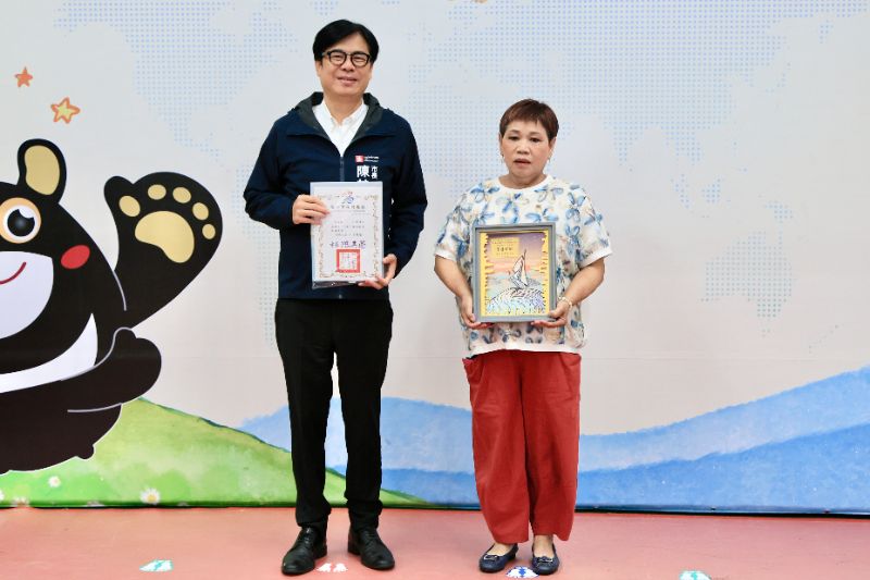 鳳山國中補校王施淑娥同學，用行動證明，學習沒有年齡限制，夢想永遠不嫌遲，她是教育現場最感人的風景。