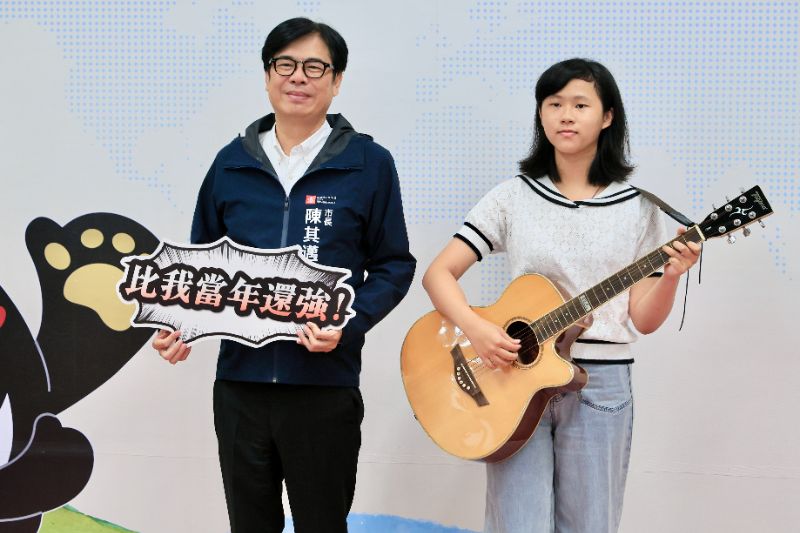 青年國中的戴新月同學，他拿著心愛的吉他與市長陳其邁合影；高中將就讀高雄女中，她說未來希望從事生物醫學工作，希望可以幫助更多需要的人。