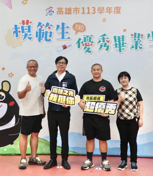 正義高中的佘文喆同學（右二）是學校最耀眼的「科技新星」，已取得美國亞利桑那州立大學附中雙聯學位，也考上台大醫檢系，未來他希望從事鑑識科學，朝自己的興趣與志向邁進。