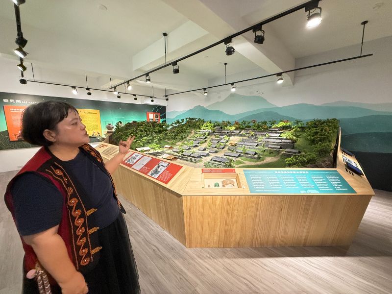 萬山社區發展協會理事長呂惠萱表示，今年8月7日當地將舉辦「萬山層疊、旭日東昇」文化特展，歡迎對原鄉傳統與岩雕圖騰有興趣的朋友，一起來萬山部落參觀。