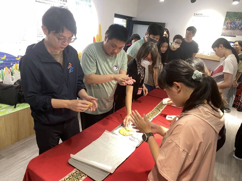 青年局長林楷軒（左一）挽袖與學員共同製作萬山部落傳統油芒餅乾，體驗在地飲食文化。