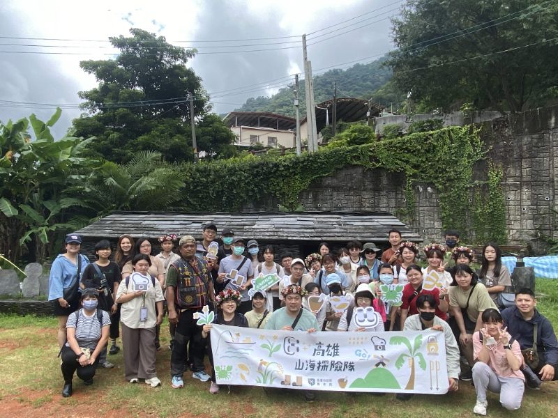 青年局「山海探險隊」昨（16）日走訪茂林區萬山部落，在當地導覽員的解說下，學員對部落的傳統文化與復刻岩雕圖騰有了更深刻的瞭解。