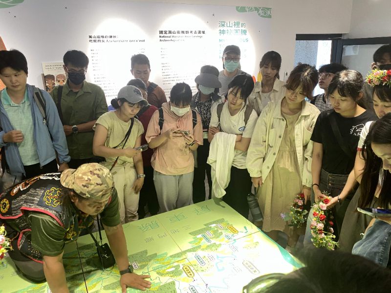 部落導覽員（左下）向「山海探險隊」學員解說萬山部落的歷史，以及部落之間流傳的神話故事。