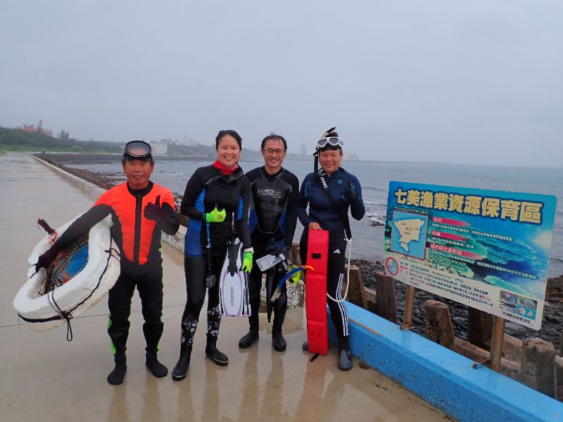 張懿（右2）與居民志工和博士生合影