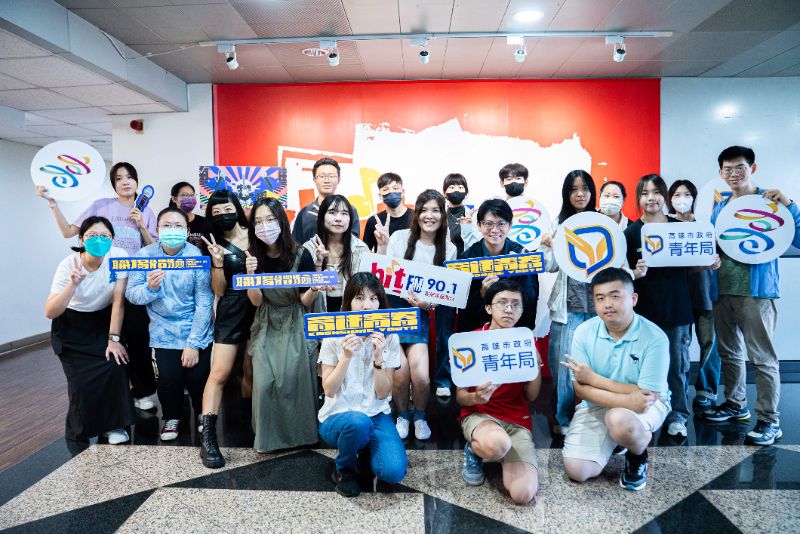 青年局長林楷軒（第二排左四）帶領學員體驗高屏廣播電台職場實務，並從中發掘未來職涯的發展方向。